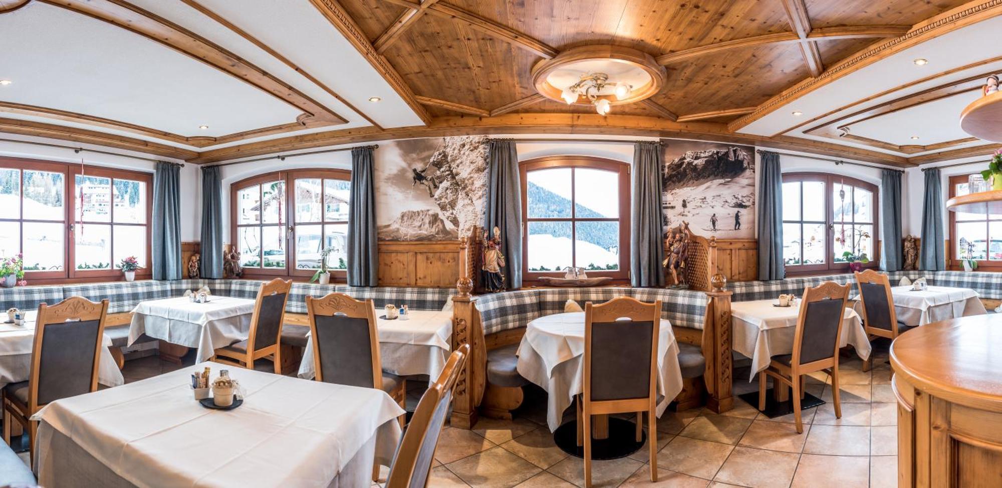 Garni Hotel Iris Selva di Val Gardena Exterior photo