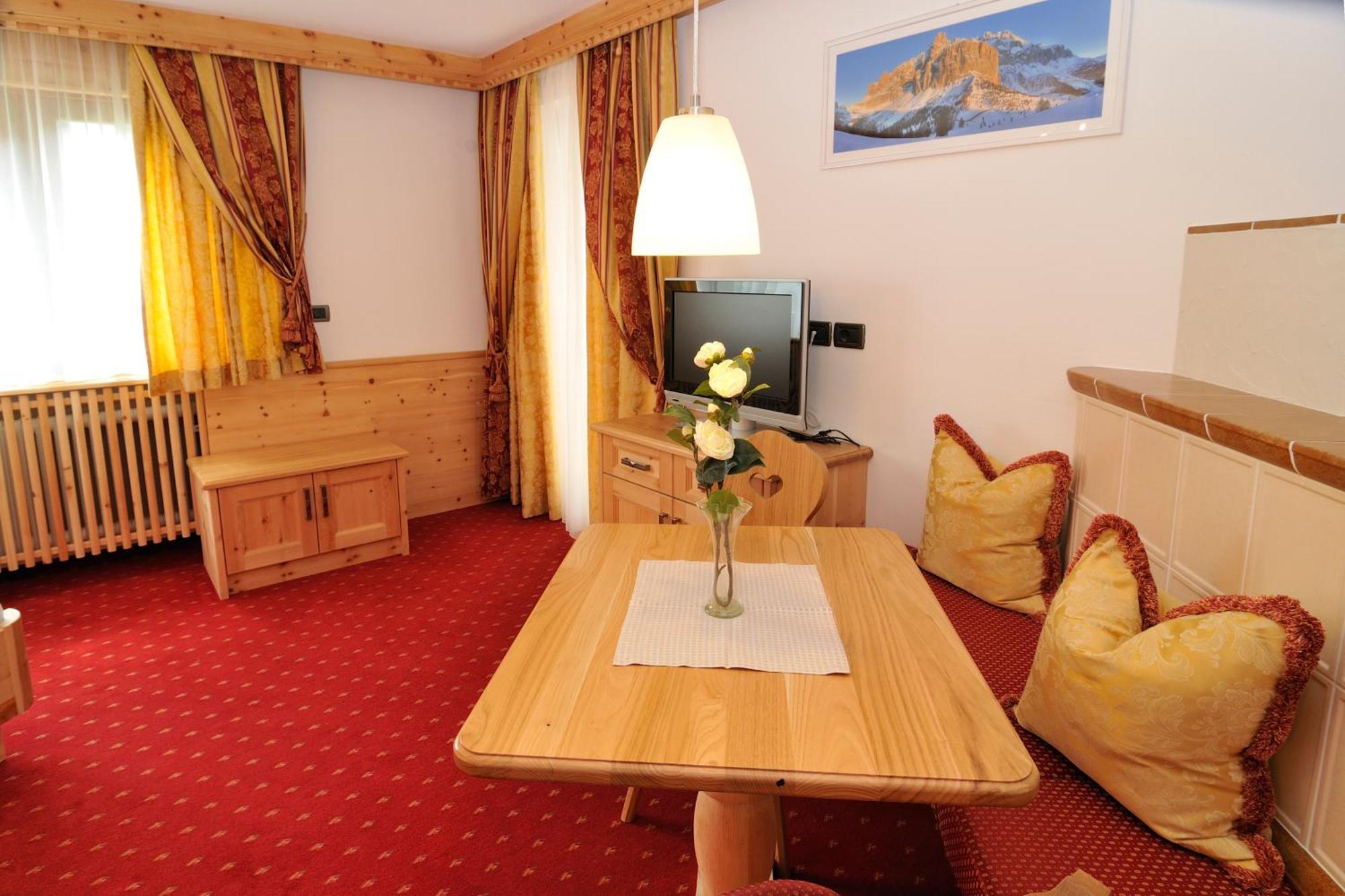 Garni Hotel Iris Selva di Val Gardena Exterior photo