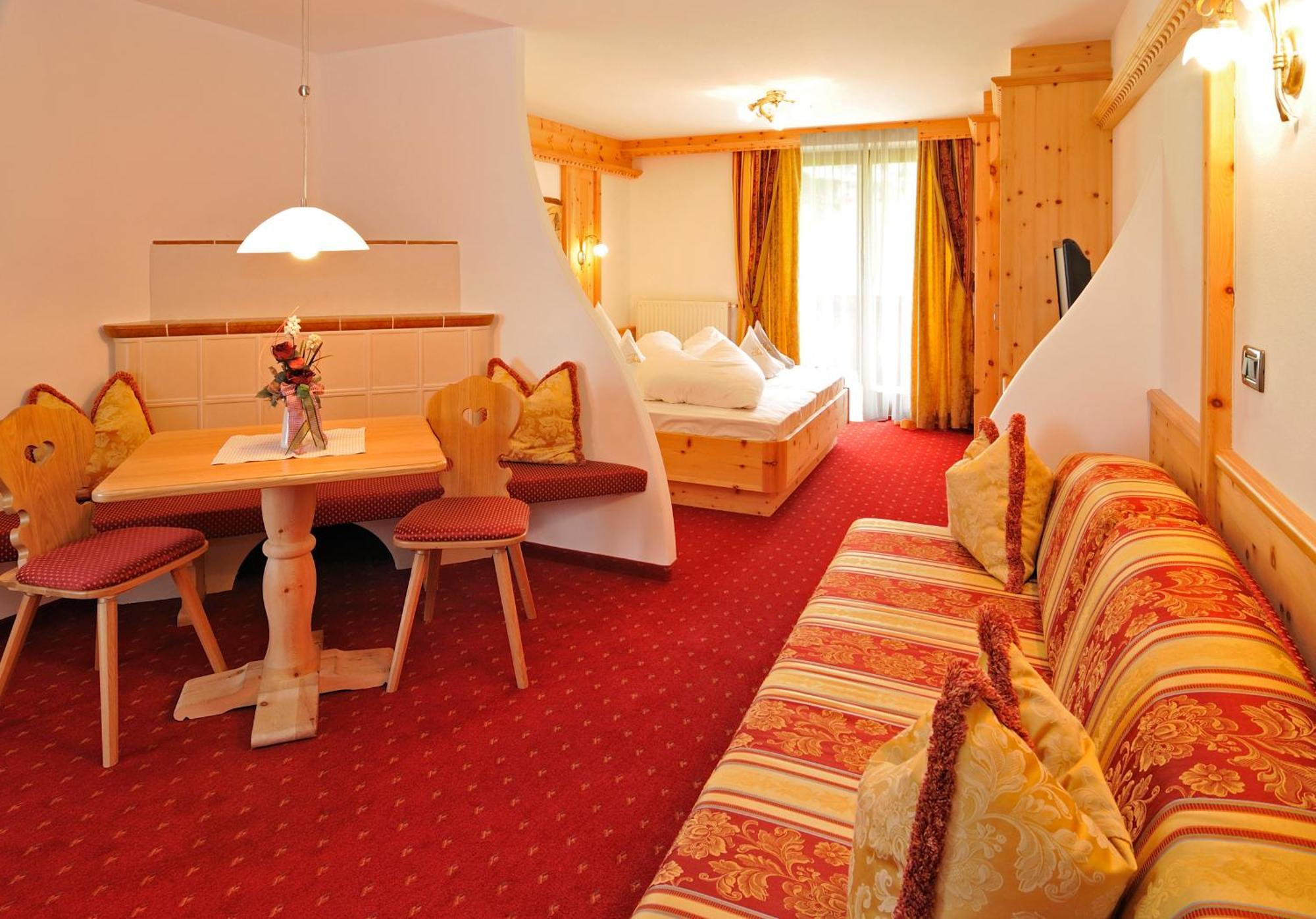 Garni Hotel Iris Selva di Val Gardena Exterior photo