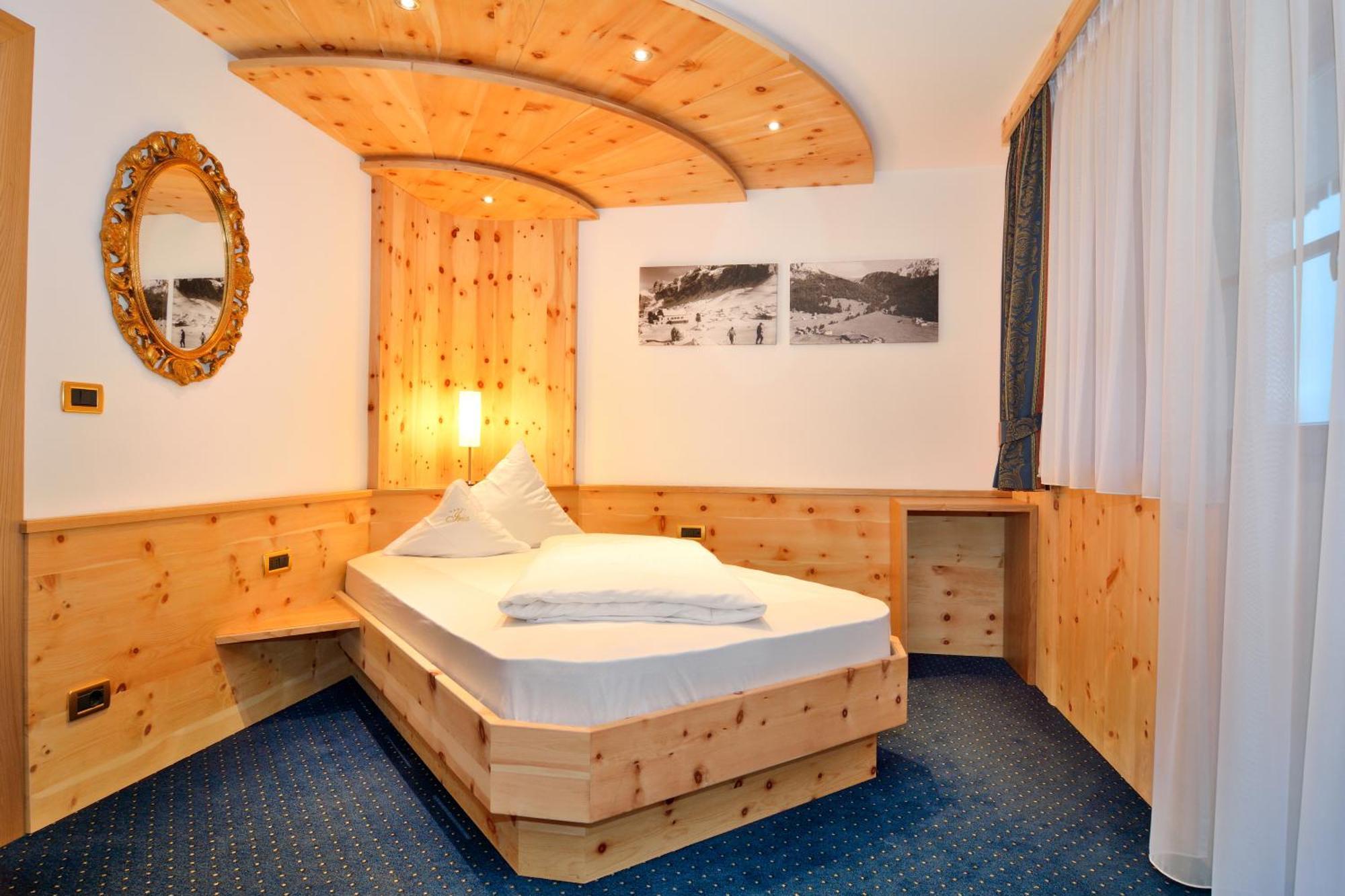 Garni Hotel Iris Selva di Val Gardena Exterior photo