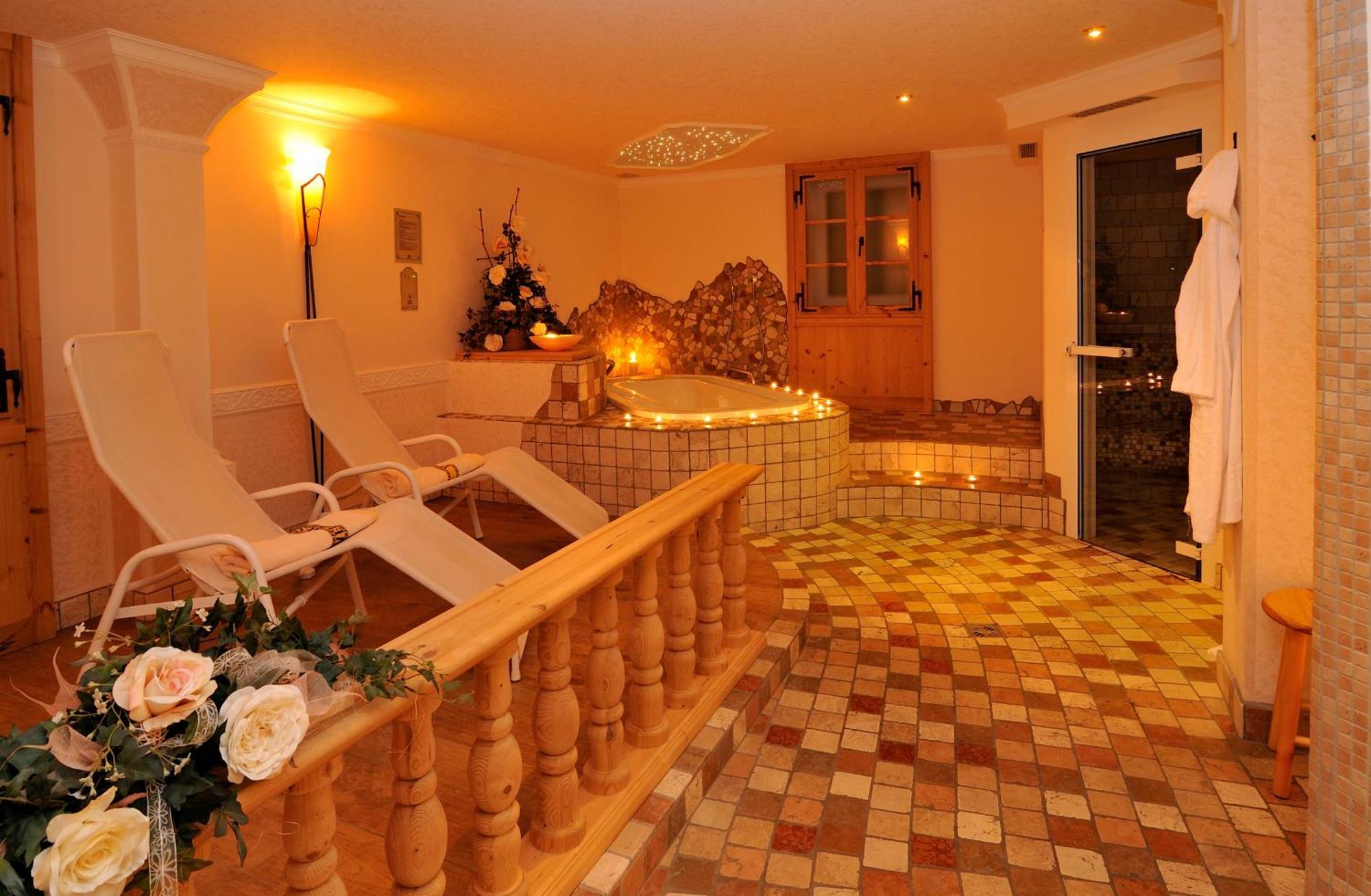Garni Hotel Iris Selva di Val Gardena Exterior photo